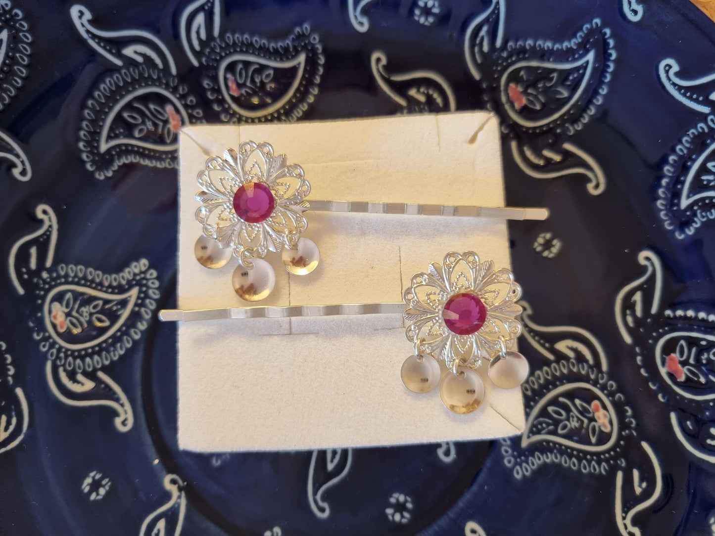 Lieđđi hairpin Cerise